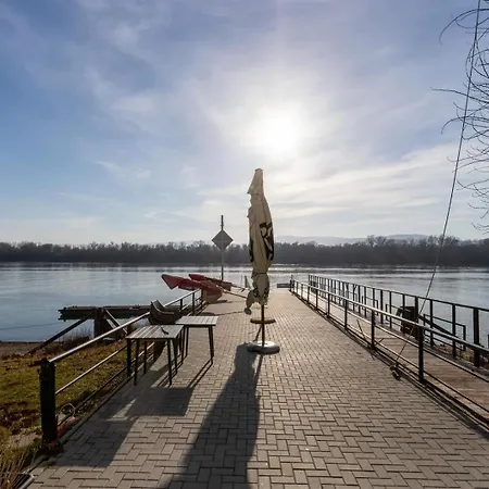 فندق مبيت وإفطار Duna P'art Panzio 4*