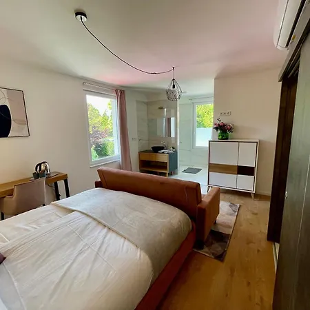 فندق مبيت وإفطار Duna P'art Panzio 4*